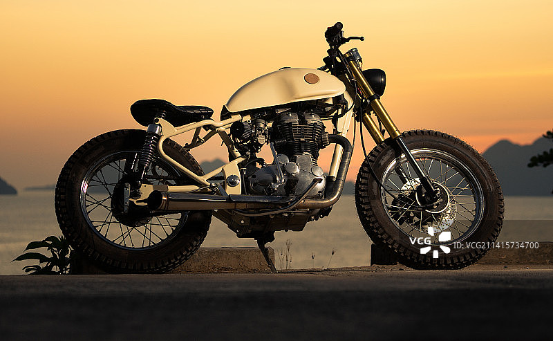 菲律宾巴拉望岛爱妮岛日落时分泥路上摩托车特写图片素材