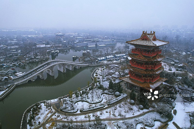 清明上河园九龙桥和拂云阁雪景图片素材
