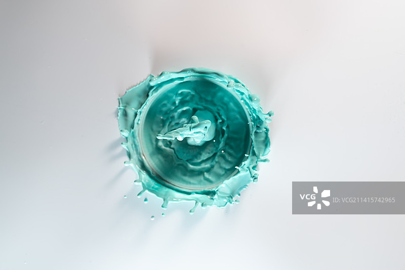 白色背景上飞溅起来的各种颜色乳胶漆液体创意摄影图片素材