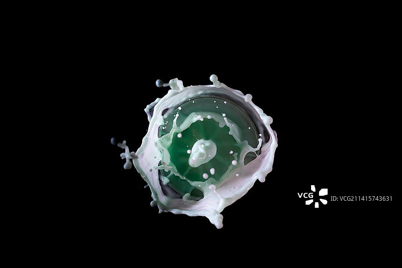 黑色背景上飞溅起来的各种颜色乳胶漆液体创意摄影图片素材