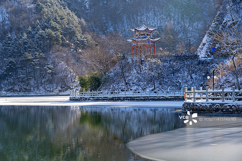 冬季秦岭翠华山的湖泊与红色亭子图片素材