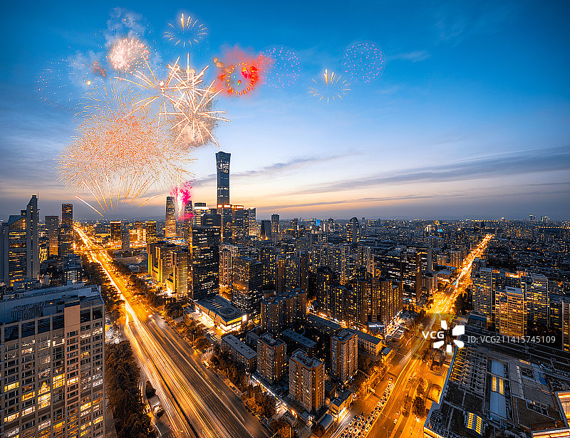 节日烟花下的繁华夜景-北京城市烟花表演，新年烟火庆祝活动，城市夜景，城市天际线，新春烟花图片素材