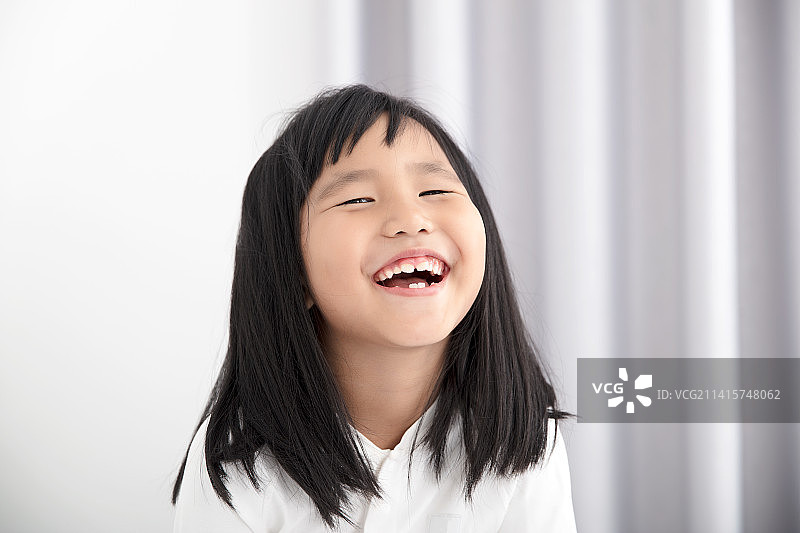 满面笑容的小女孩图片素材