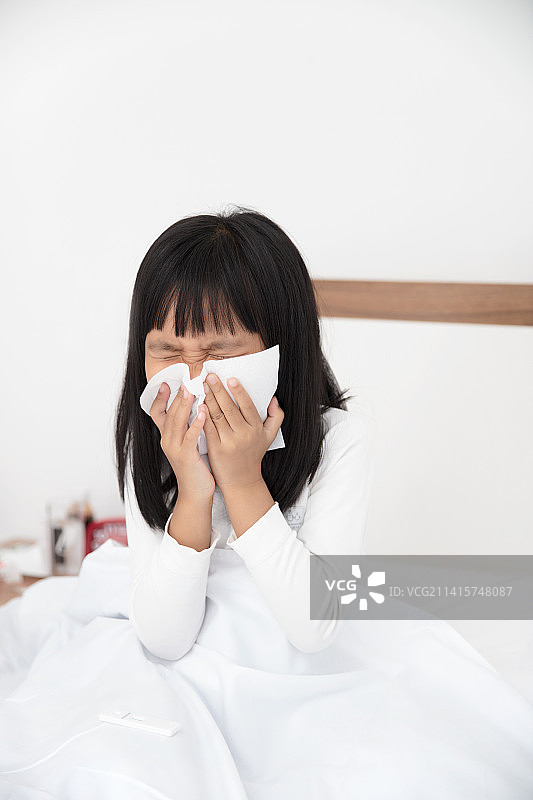 感冒流鼻涕的小姑娘图片素材