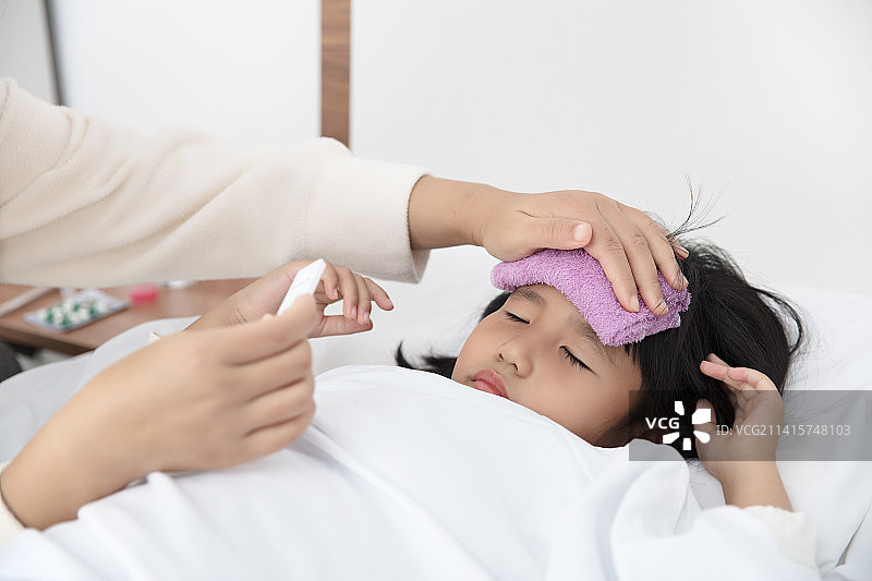 抗原阳性发烧的孩子图片素材