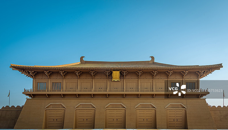 大明宫国家遗址公园丹凤门仿古宫殿黄色的外墙上洒满日出时分温暖的阳光图片素材