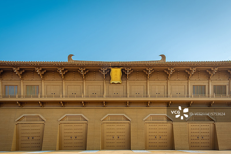 大明宫国家遗址公园丹凤门仿古宫殿黄色的外墙上洒满日出时分温暖的阳光图片素材