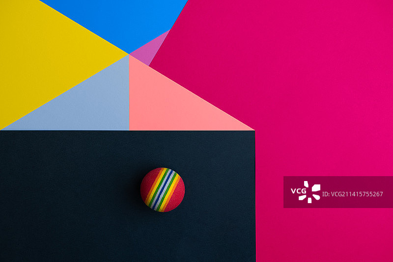 多彩的小球放在多种颜色组成的背景中图片素材