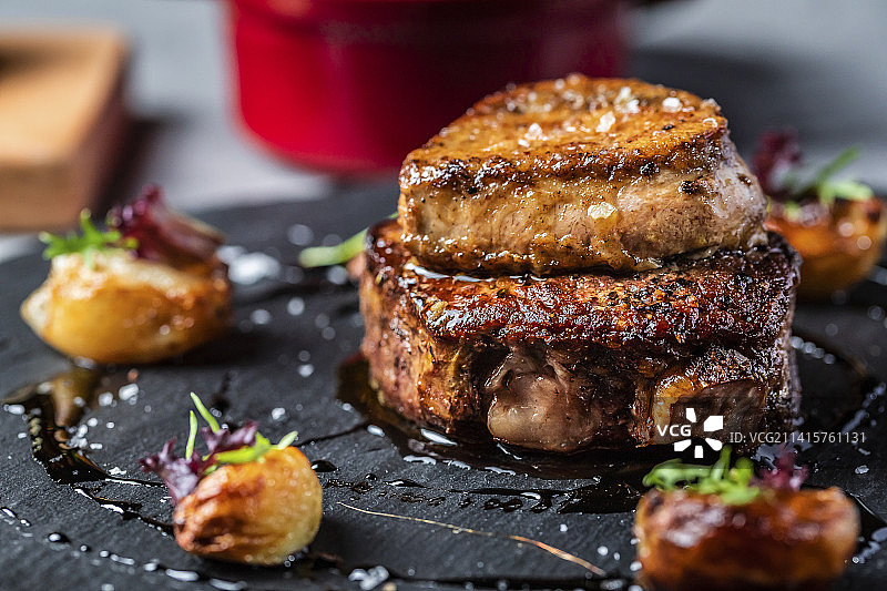 澳洲牛里脊配鹅肝图片素材