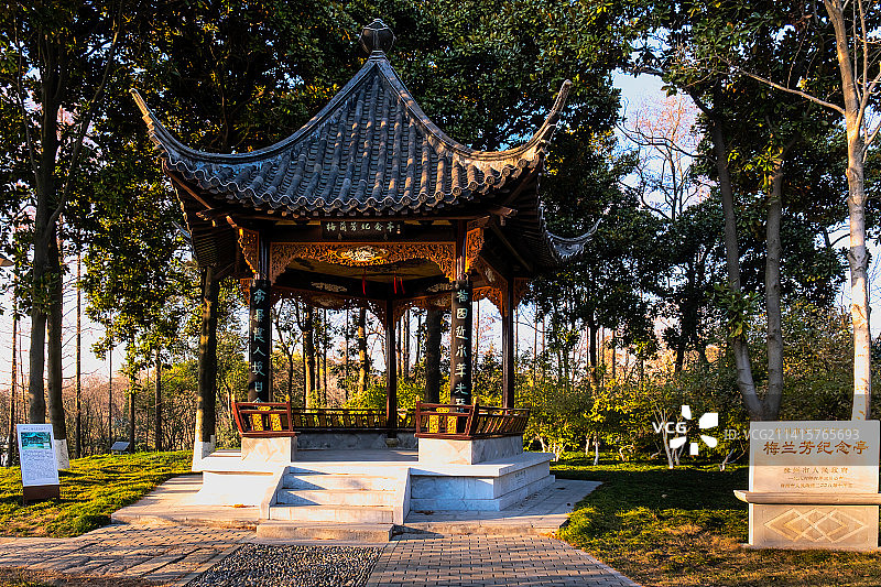冬日夕阳照耀下的泰州梅园梅兰芳纪念馆梅兰芳纪念亭图片素材