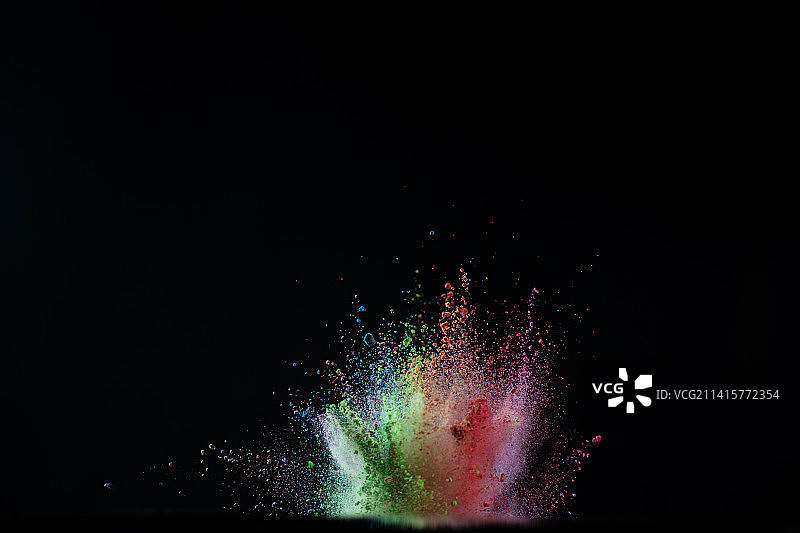 黑色背景上飞溅起来的各种颜色粉末创意摄影图片素材