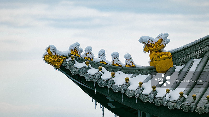 峨眉山金顶十方普贤像被白雪覆盖图片素材