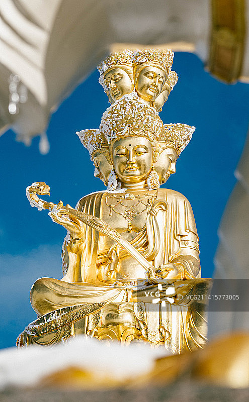 峨眉山金顶十方普贤像被白雪覆盖图片素材