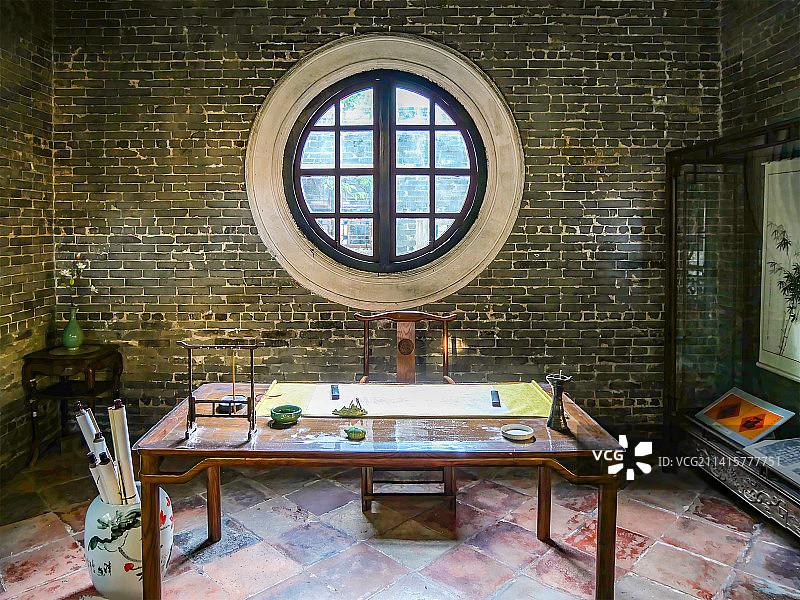 中国古代书房布局案台文房四宝书画诗词歌赋明清风格偏厅吟诗作对清净书斋长桌古砚旧铜水思古幽情博学高雅图片素材