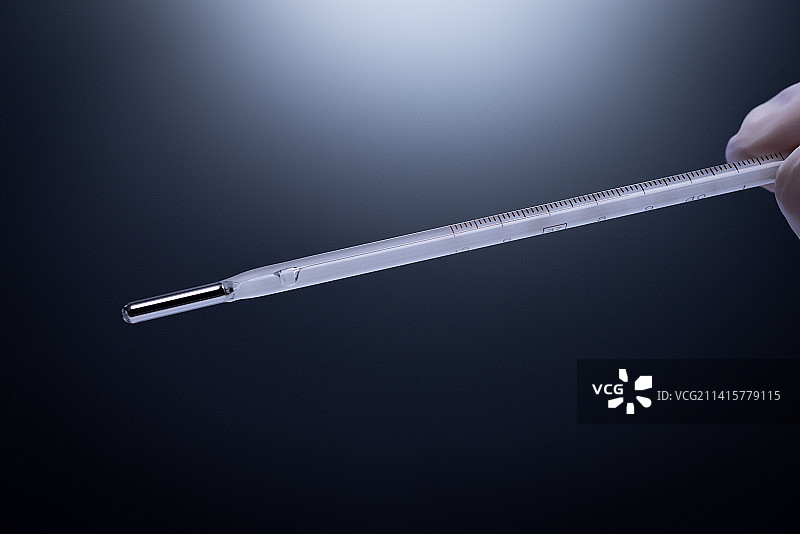 一个人手拿着体温计图片素材