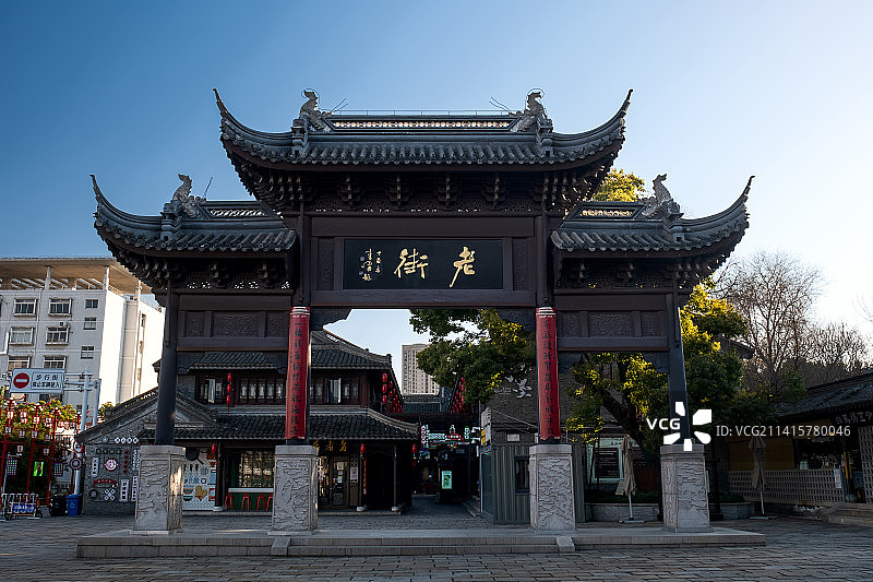 冬日凤城河畔桃园景区外的泰州老街图片素材