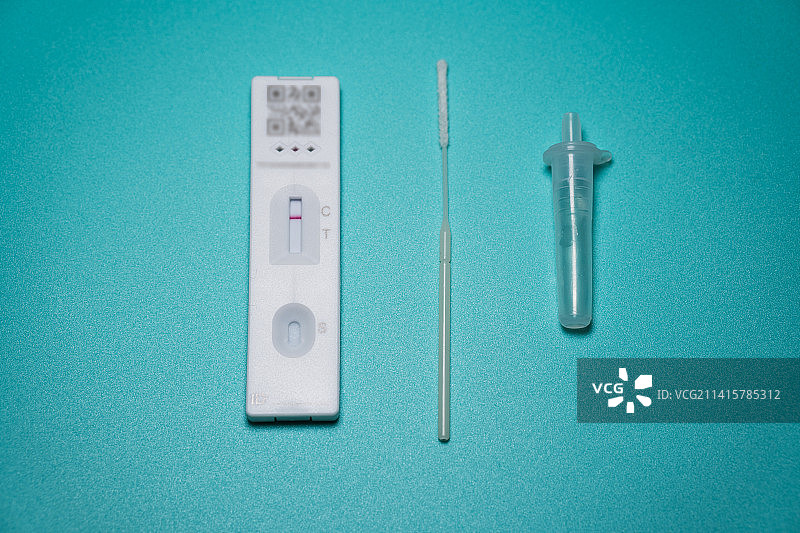 蓝色背景下Covid-19新型冠状病毒抗原快速检测卡图片素材