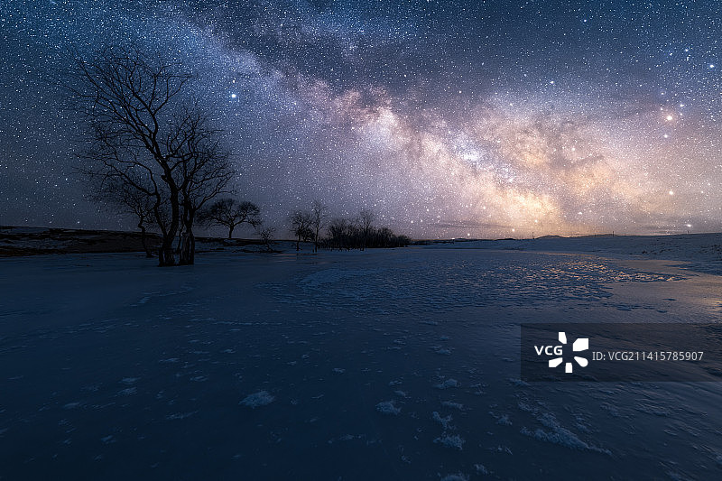 冬季乌兰布统雪地上的星空银河图片素材