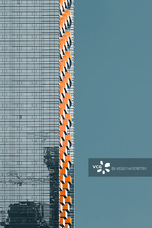 高楼侧面可见红色的阳台图片素材