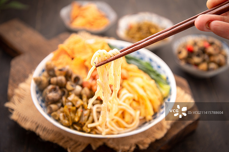 中式复古木桌上的美味小吃螺狮粉图片素材