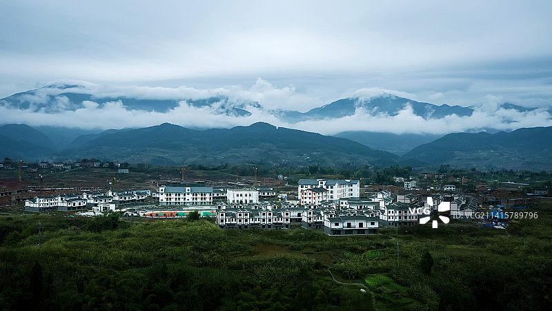 大山脚下的新农村图片素材