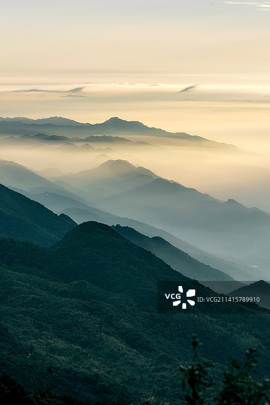 清晨第一缕阳光图片素材