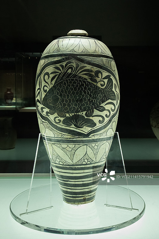 北京中国国家博物馆磁州窑白地黑花开光鱼纹梅瓶宋代图片素材