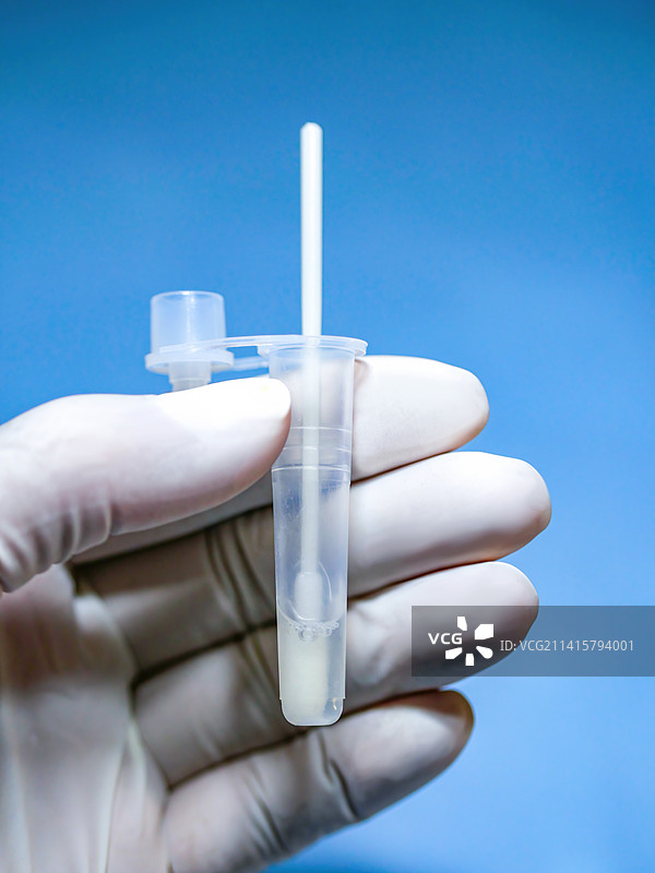 鼻咽采集快速抗原检测包常温医疗采样人群自测鼻咽口腔黏膜鼻唾沫病毒含量一次性培养明溶液阳性结果生物采样图片素材