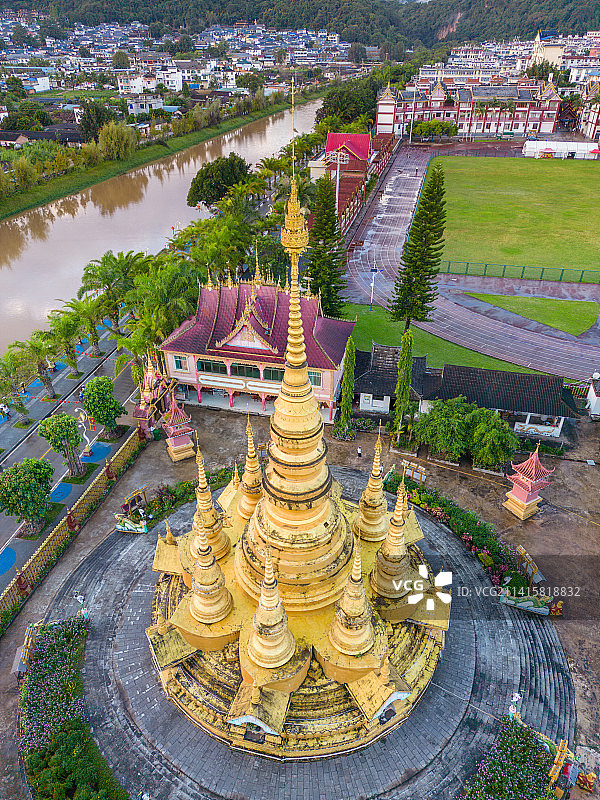 云南普洱市孟连娜允古镇大金塔图片素材