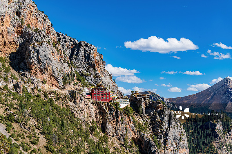 青海悬崖上的寺庙尕尔寺白昼风光图片素材