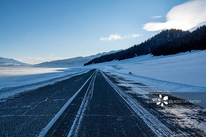 新疆赛里木湖雪地公路图片素材