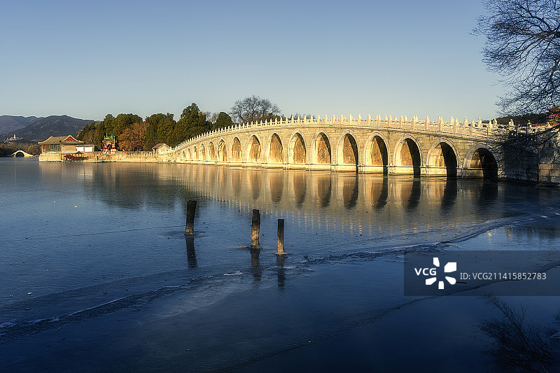 冬天阳光下北京颐和园光影图片素材