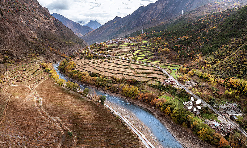 川西甘孜州丹巴县革什扎河风光图片素材