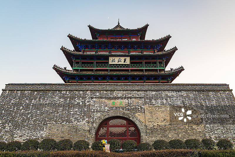 日月同辉耀古楼22.12图片素材