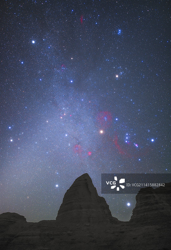 新疆大海道星夜-特殊地貌与黄道光和猎户座图片素材
