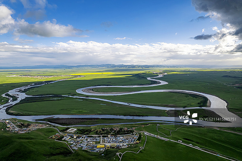 甘南川西若尔盖大草原红原县河流羊群图片素材