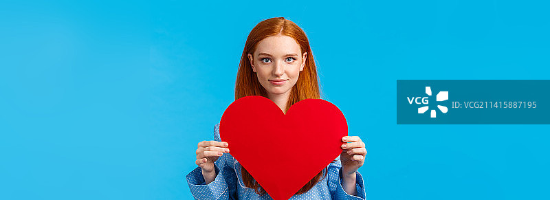 表达爱意的情人节概念：自信可爱的女性图片素材