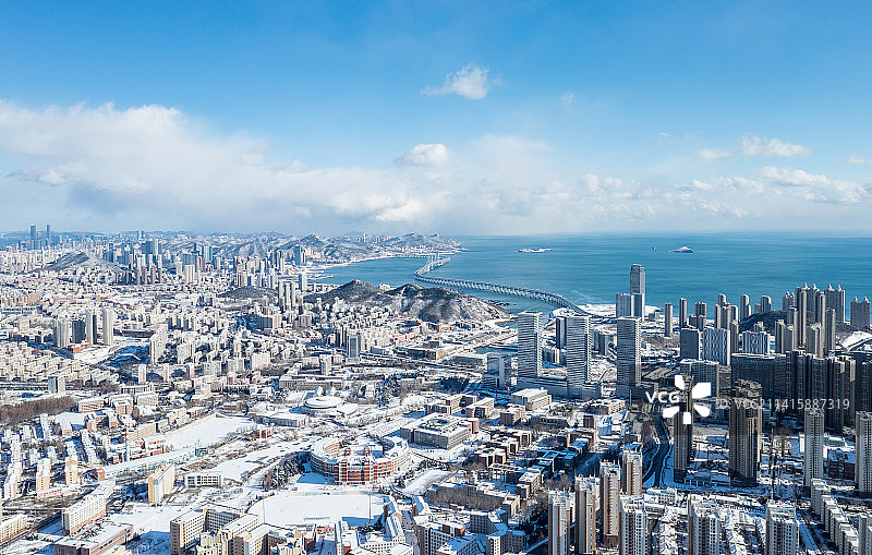 大连城市雪景航拍图片素材