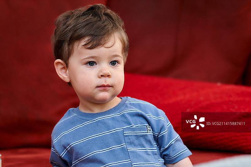 抱着安全毯的可爱小男孩肖像，美国纽约图片素材