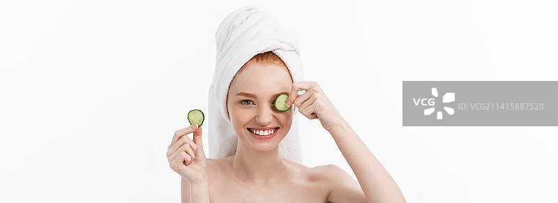 拥有美丽干净皮肤、戴白色面膜的迷人年轻女人图片素材