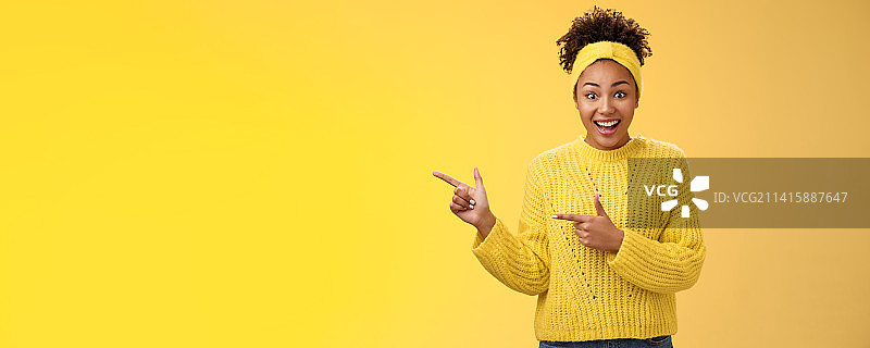 热情年轻黑人女孩不敢相信促销是真的图片素材