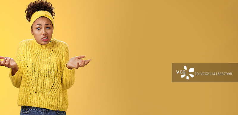 困惑而笨拙的可爱女员工弄乱了文件，丢失了文书图片素材