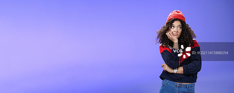 冬季卷发孤独女孩沮丧无聊的肖像图片素材