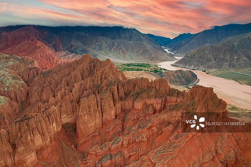 青海贵德阿什贡七彩土林黄河丹霞图片素材