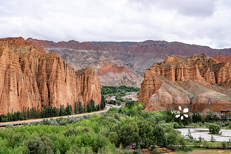 青海贵德阿什贡七彩土林黄河丹霞图片素材