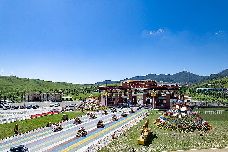 航拍甘肃甘南藏族自治州合作市城市风光图片素材