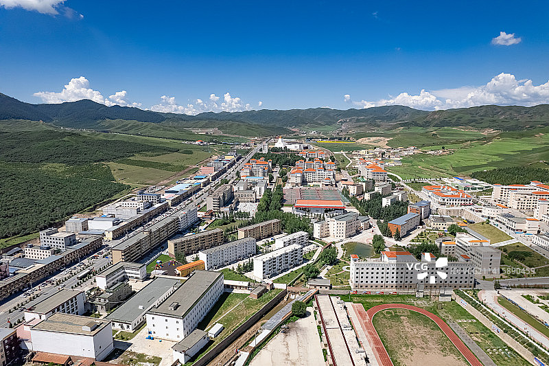航拍甘肃甘南藏族自治州合作市城市风光图片素材