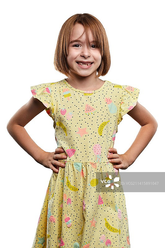 微笑的年轻女子肖像，背景为白色，匈牙利图片素材