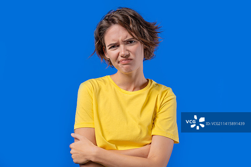 蓝色背景上不高兴的女人图片素材