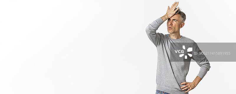 沮丧和苦恼的中年男人，捂脸图片素材